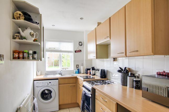 3 Stirling Close, Crawley photo 4