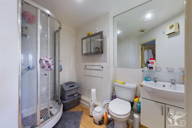 Flat for sale in Thames Road, Grays