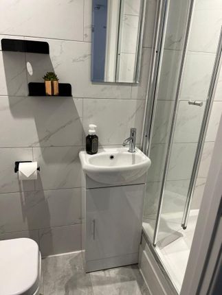 Room 5, 125, Cecil Street, Watford photo 5