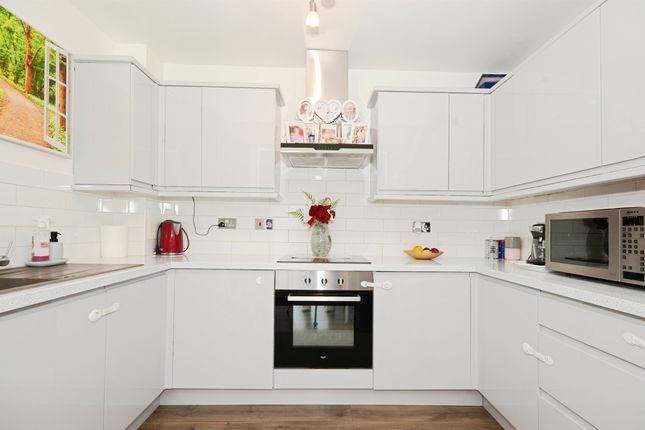Flat 4, Aldborough House, Grant Road, Harrow photo 3