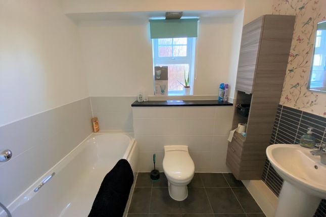 Flat to rent in Apprentice Drive, Colchester