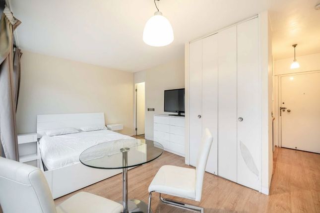 Studio flat on Flat 2, John Trundle Court, Barbican, London, £375,000