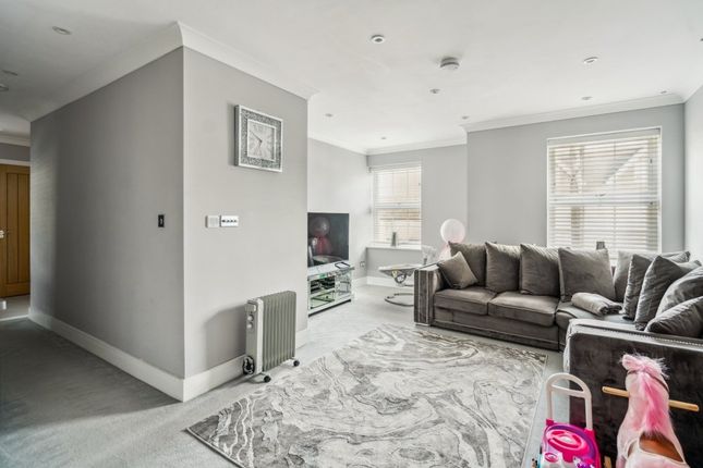 Flat for sale in The Broadway, Farnham Common, Slough