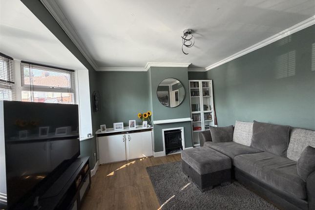54, Hadfield Crescent, Ashton-Under-Lyne photo 3