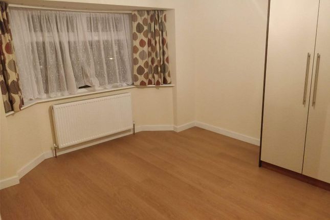 Flat C, 108 Southdown Crescent, HARROW photo 2