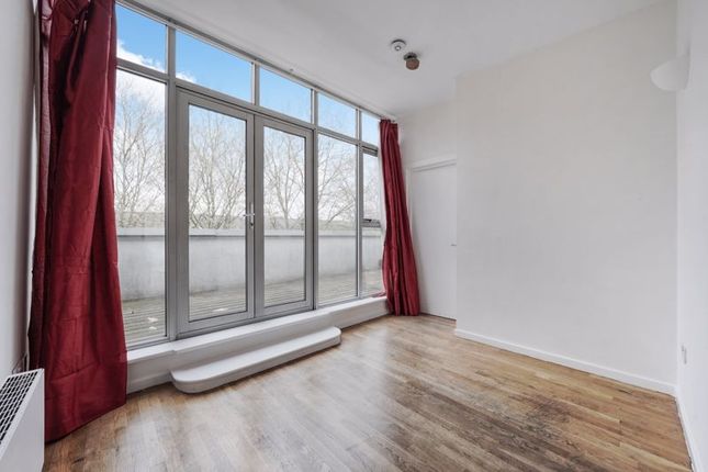Flat to rent in Sky Studios, Canning Town