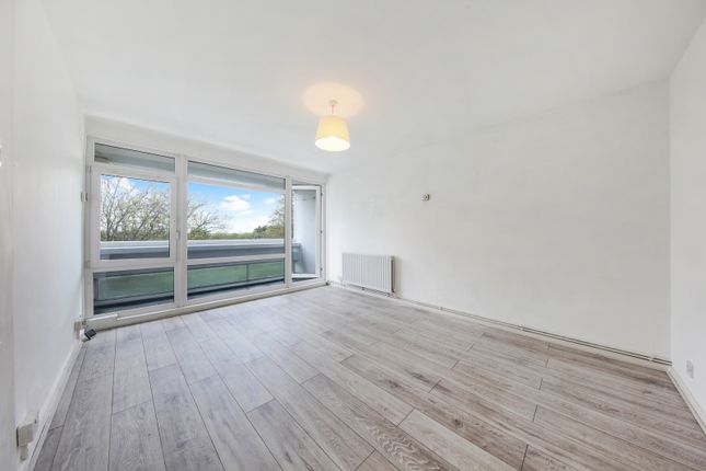 Flat to rent in Somborne House, Fontley Way