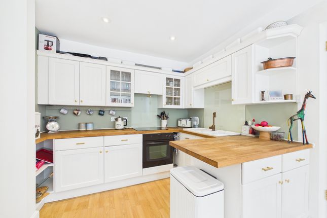 8 Morth Gardens, Horsham photo 3