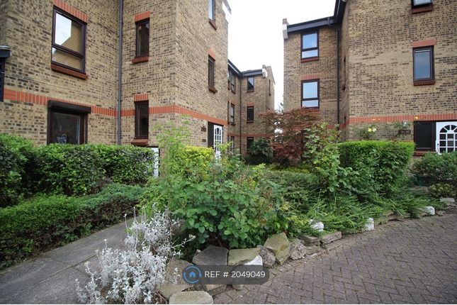Flat to rent in Wedmore Gardens, London