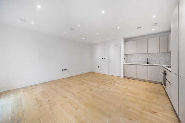 Duplex to rent in High Road, London
