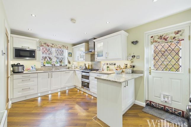 14 Warren Close, Aylesbury photo 4