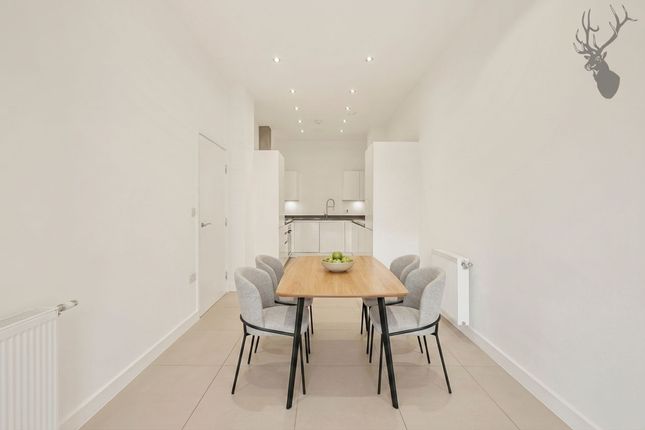 17 Bolinder Way, London photo 4