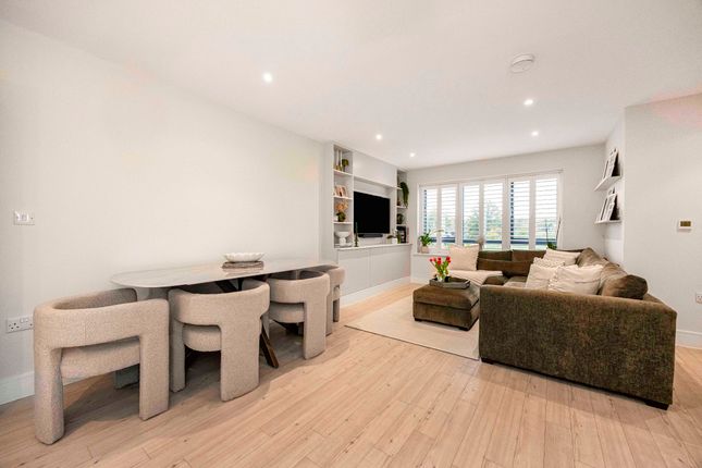 25 Park View, Chigwell photo 2
