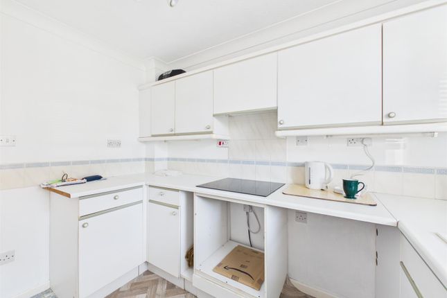 3, Tythegston Close, Porthcawl photo 4