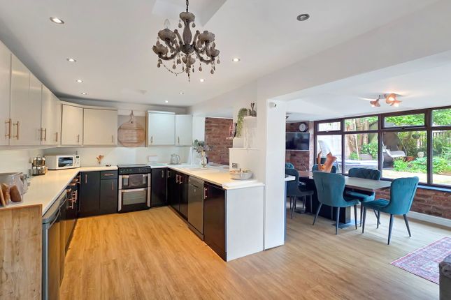 5, Victoria Close, Manchester photo 3
