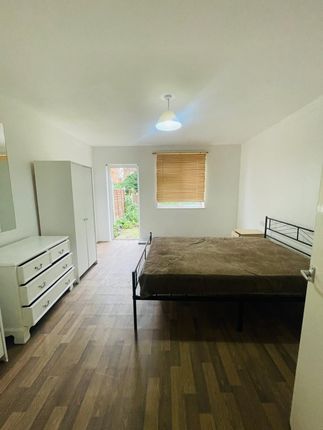Flat 2, 38b Mansfield Road, Ilford photo 2