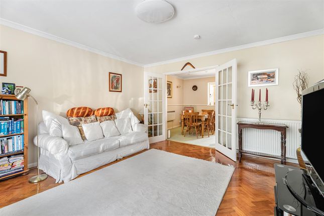 25, Wimborne Close, Buckhurst Hill photo 4