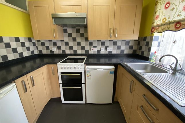 16, Portland Close, Romford photo 4