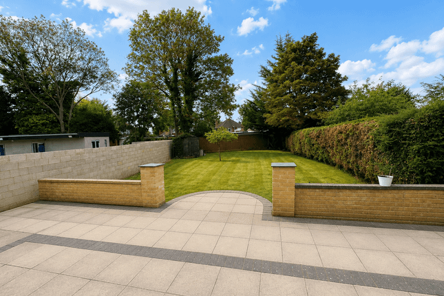 15, Sutton Square, HOUNSLOW photo 3