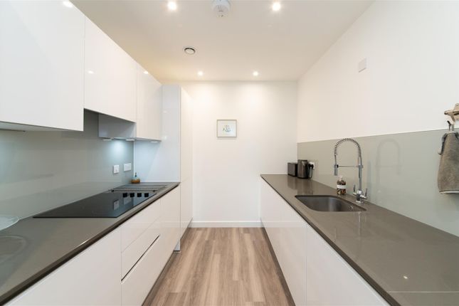 Flat to rent in Medawar Drive, Mill Hill, London