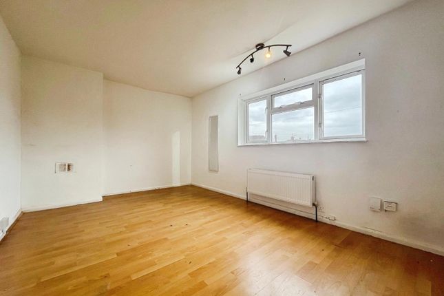 14, Barons Way, Surrey photo 4