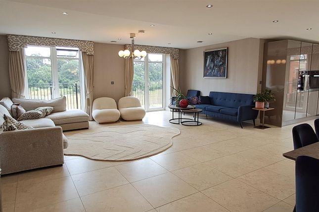13 Lancaster House, Marlborough Drive, Bushey photo 2