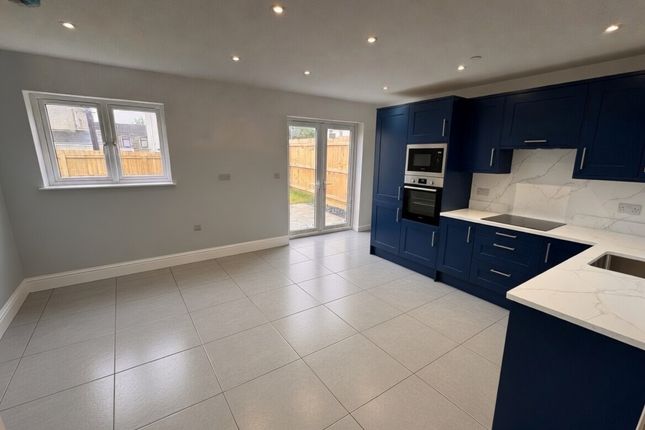 Clos Ffordd Fach, Llanelli photo 4