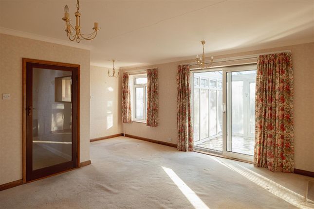 1, Bushetts Grove, Redhill photo 4