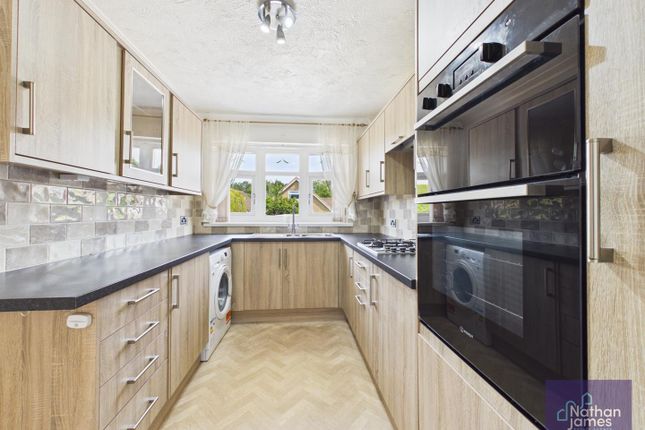 30, Castle Lea, Caldicot photo 3