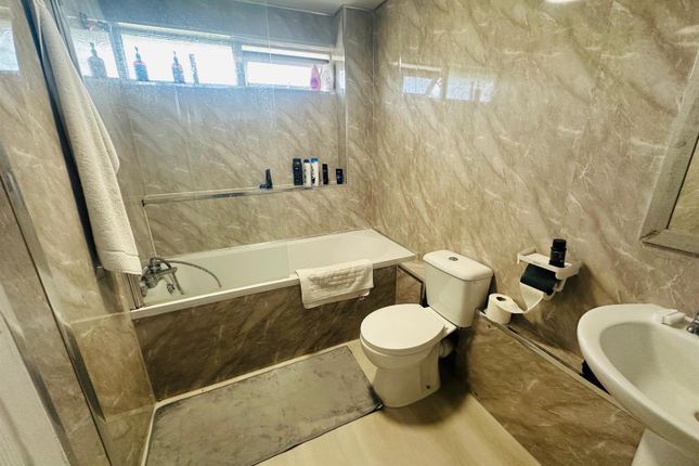 17, Thorntons Way, Nuneaton photo 5