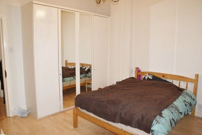 Flat to rent in Golders Green Road, London