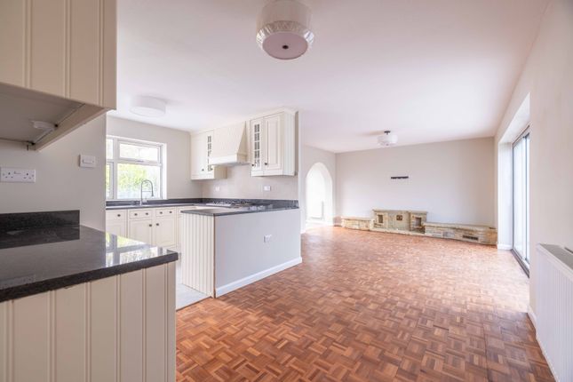 Martin Close, Windsor Berkshire photo 4