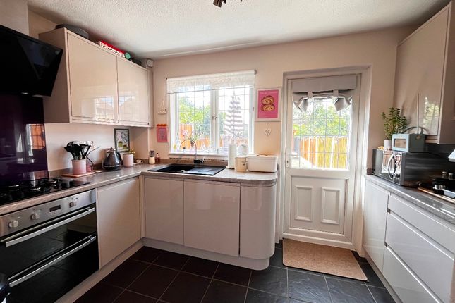 10 Camellia Close, Romford photo 3