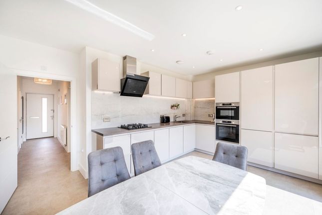 2 Paddock Way, Crowthorne photo 4