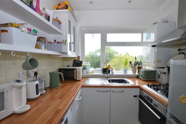 72, Redfern Avenue, Hounslow photo 4