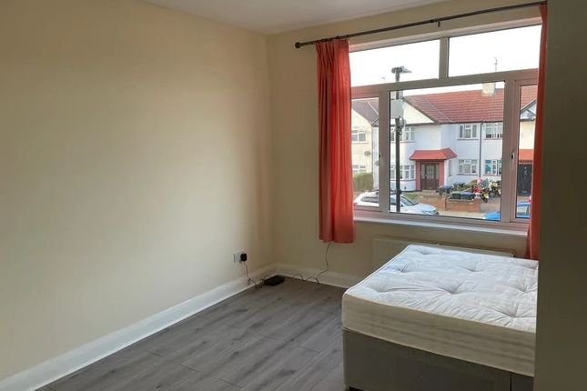 Flat to rent in Westerham Avenue, London