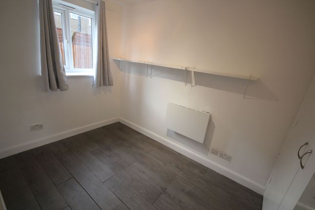 22 Ranyard Close, Chessington photo 3