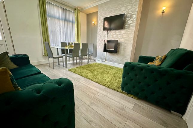 62, Victoria Grove, LEEDS photo 2