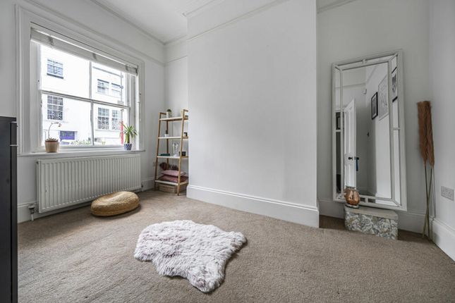 End terrace house for sale in Clifton Hill, Brighton