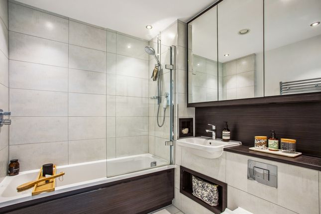 Flat for sale in Rookwood Way, London