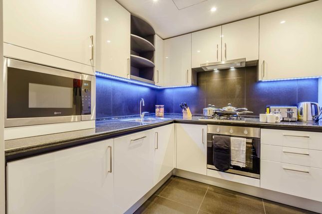 Flat to rent in Westferry Circus, London