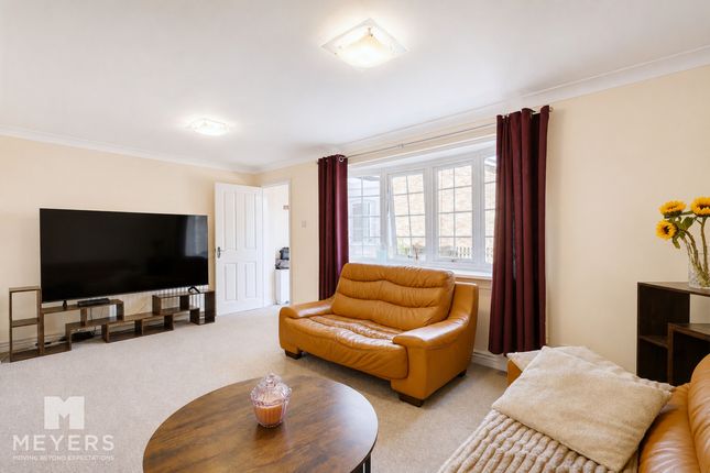 15, Farwell Close, Christchurch photo 4