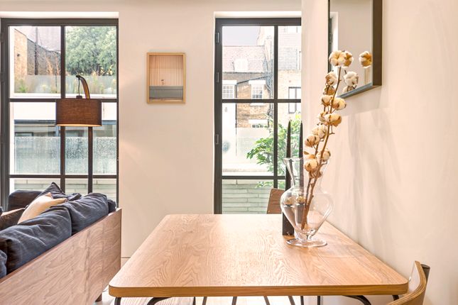 Flat to rent in King's Mews, London