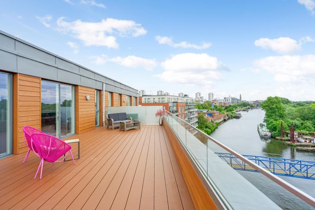 2-bed flat on Flat 61, Malthouse Court, Malthouse Court, Brentford, £750,000