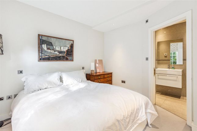 Flat to rent in Macaulay Road, London