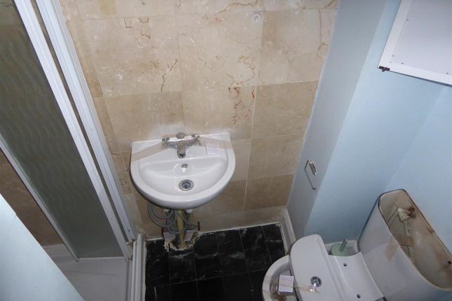 Flat E, 278, Hanworth Road, Hounslow photo 4