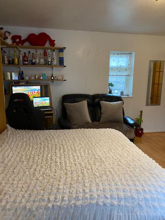 Studio to rent in Somersby Close, Luton