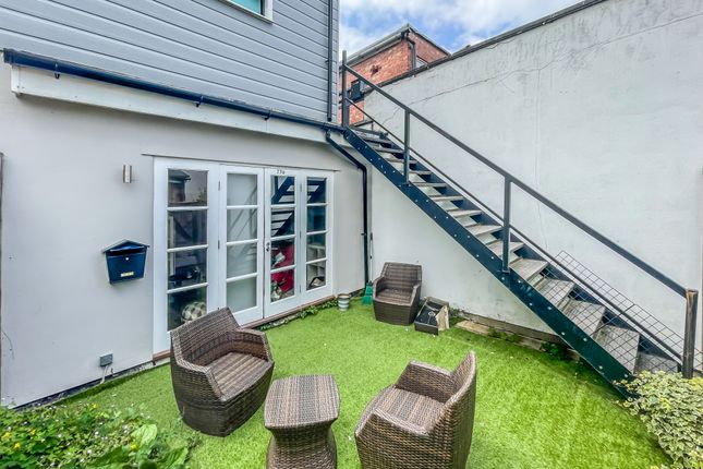 Thumbnail Flat to rent in Queens Road, Weybridge, Surrey