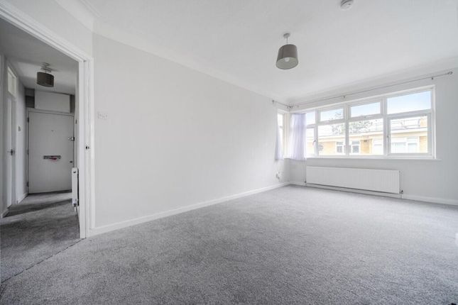 7, Lincoln Close, LONDON photo 3