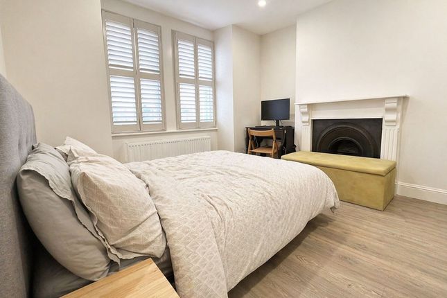 Flat A, 51 Reporton Road, London photo 5